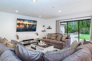 TV, table football, ping pong - NEW! Fox Island Heated Spa- Downtown & Beach (Fort Lauderdale)