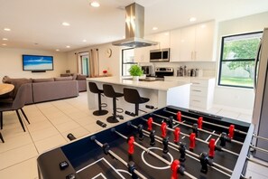 Fridge, microwave, oven, dishwasher - NEW! Fox Island Heated Spa- Downtown & Beach (Fort Lauderdale)