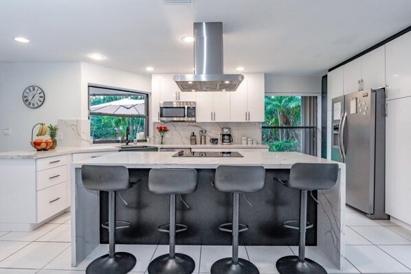 Fridge, microwave, oven, dishwasher - NEW! Fox Island Heated Spa- Downtown & Beach (Fort Lauderdale)