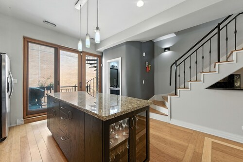 NEW! Spacious 3-Bed West Loop Townhouse, 1 Car Garage