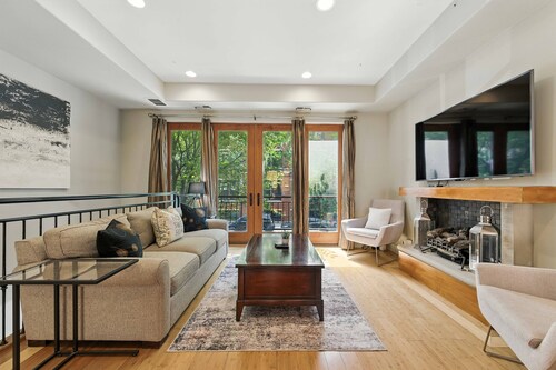 NEW! Spacious 3-Bed West Loop Townhouse, 1 Car Garage by AllSet Turnover