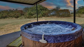 Un jacuzzi con revestimiento de madera y un letrero que dice "SALUS SPA".