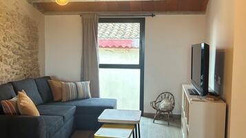 Een televisie en boeken