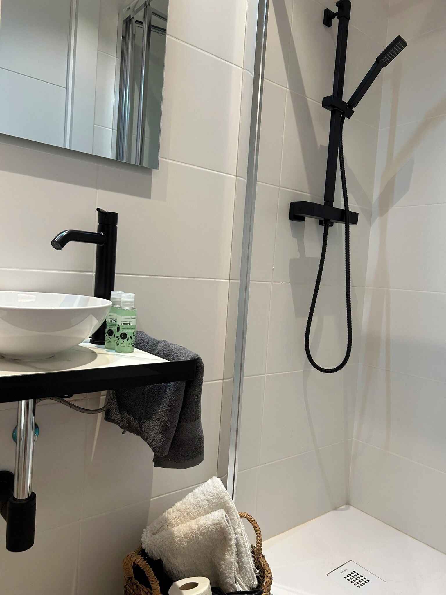 Een haardroger, handdoeken, zeep, toiletpapier