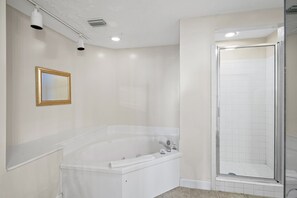 Douche, baignoire à remous, séchoir à cheveux, serviettes fournies
