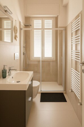 Shower, hair dryer, bidet, towels - Villa in the heart of Tonfano in Marina di Pietrasanta 100 mt from the sea (Marina di Pietrasanta)