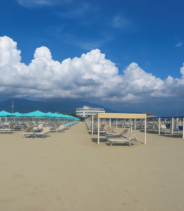Chaises longues, serviettes de plage