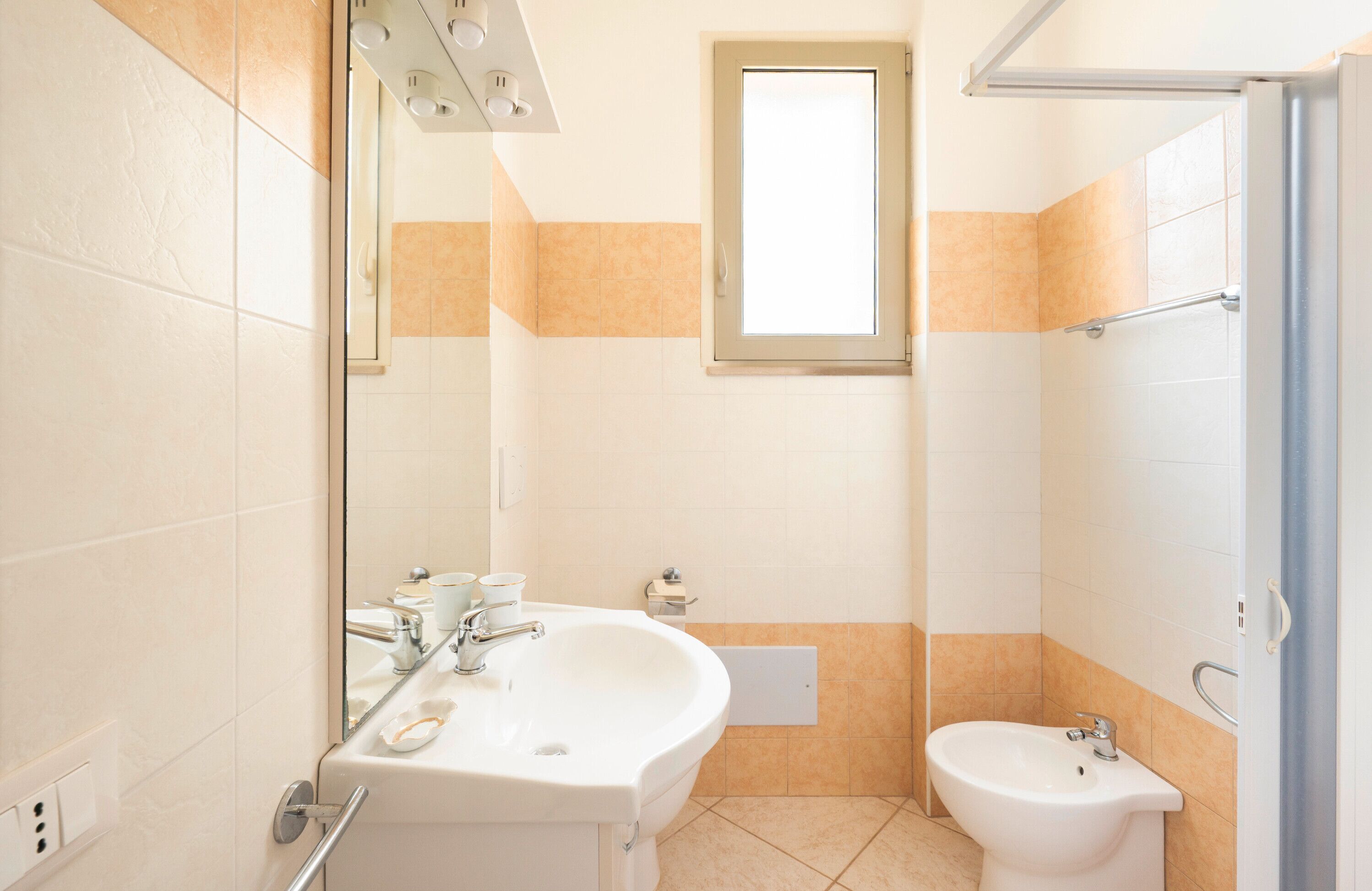 Een douche, een haardroger, handdoeken