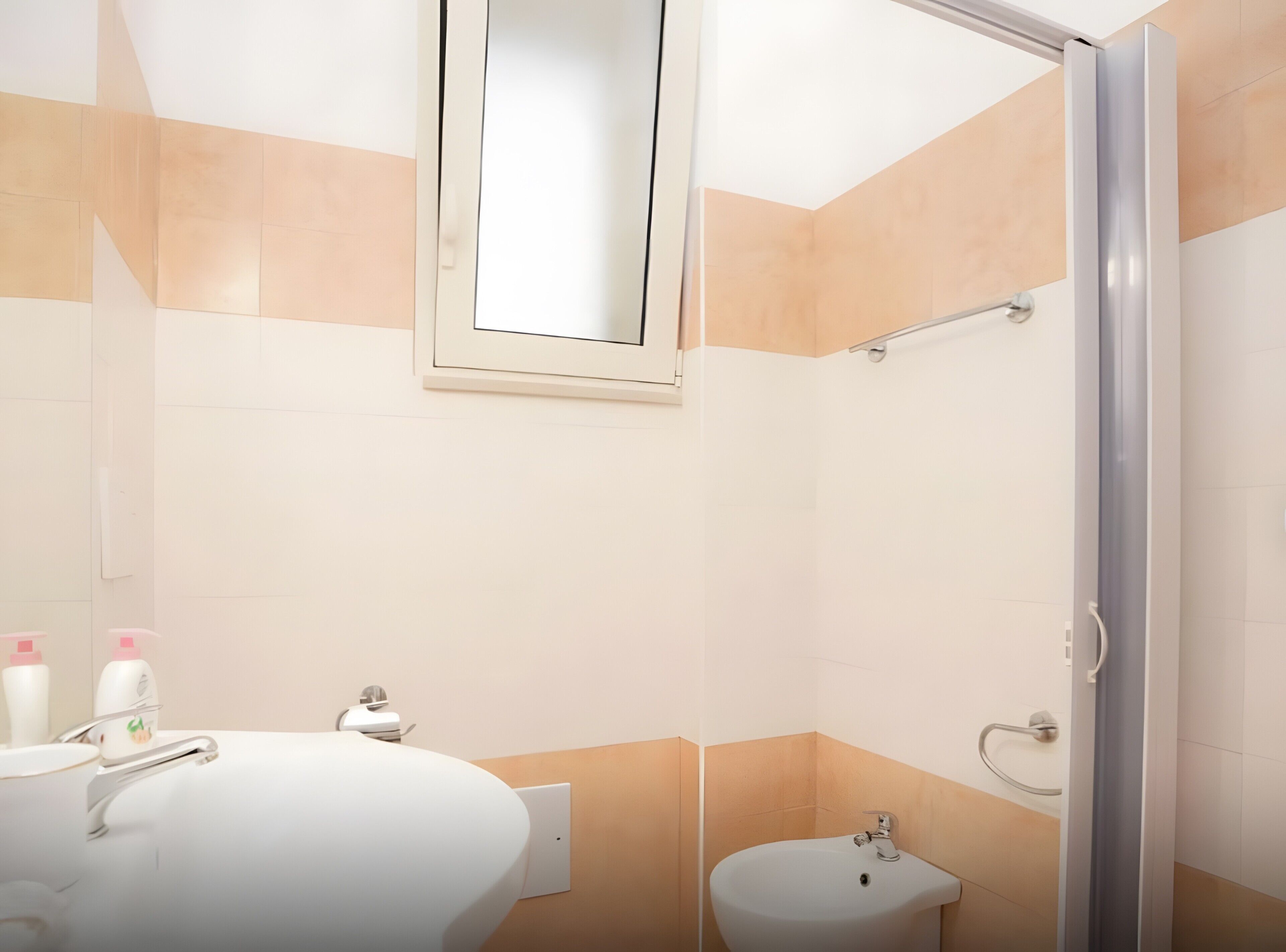 Ein Badezimmer mit Waschbecken, Toilette und Dusche.