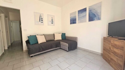 Newly renovated apartment, 50 meters from the beaches, in the city center