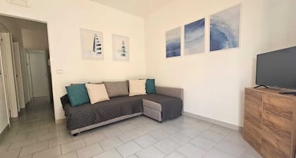 Newly renovated apartment, 50 meters from the beaches, in the city center