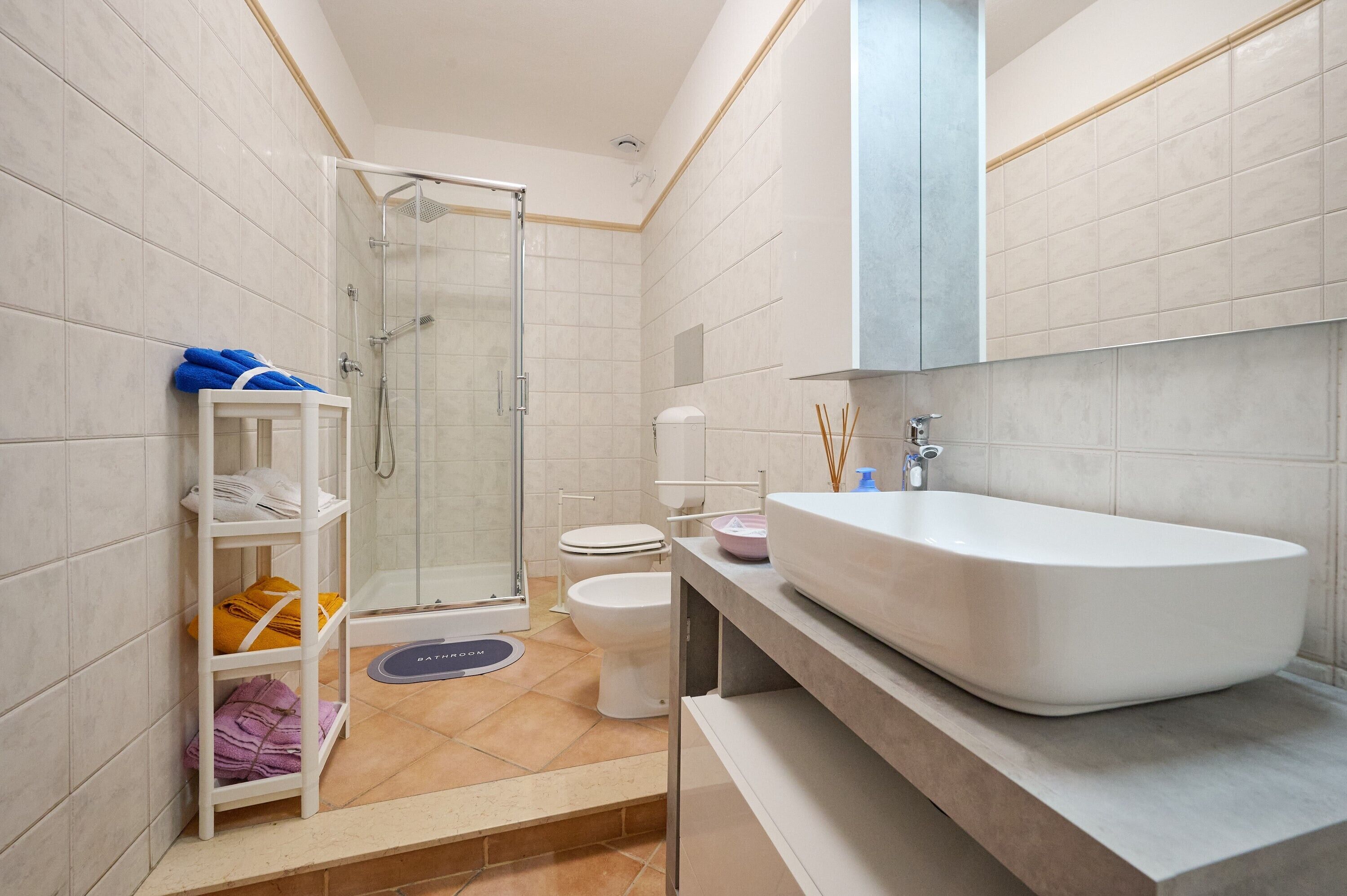 Dusche, kostenlose Toilettenartikel, Haartrockner, Handtücher
