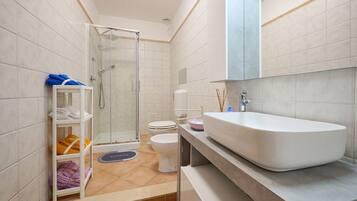 Dusche, kostenlose Toilettenartikel, Haartrockner, Handtücher