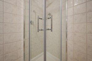 Dusche, kostenlose Toilettenartikel, Haartrockner, Handtücher