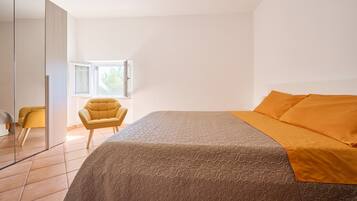 2 bedrooms, desk, iron/ironing board, WiFi