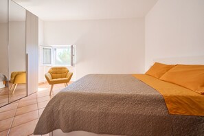 2 bedrooms, desk, iron/ironing board, WiFi