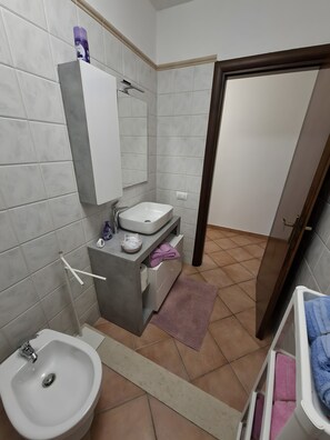 Douche, sèche-cheveux, serviettes fournies