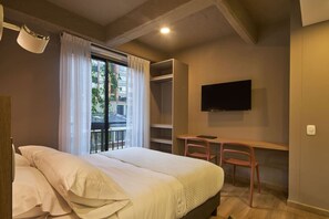 1 bedroom, desk, free WiFi, bed sheets - Quiet Comfort with City Access – Chapinero Stay (Bogotá)