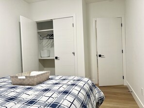 2 bedrooms, iron/ironing board, free WiFi, bed sheets - Stylish 2 BR Suite + Free Parking
5 mins from highway, Cinema & Town Centre (Edmonton)
