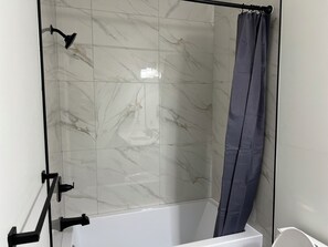 Bruser, bidet, håndklæder, Toiletpapir