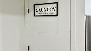 Una puerta con un letrero que dice 'LAUNDRY WASH, DRY & FOLD'.