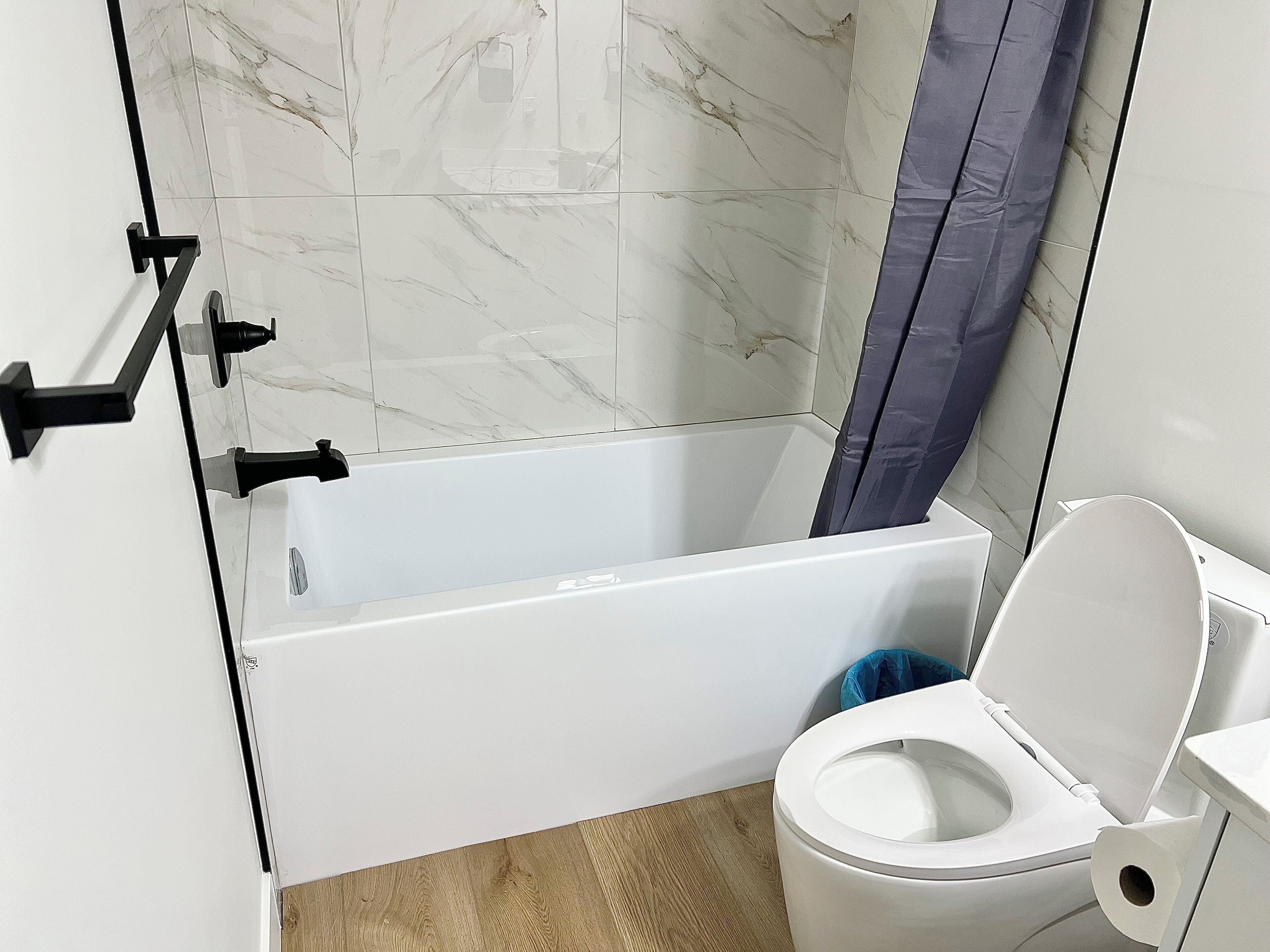 Dusche, Bidet, Handtücher, Toilettenpapier