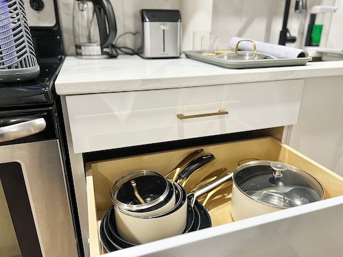 Stylish 2 BR Suite + Free Parking
5 mins from highway, Cinema & Town Centre