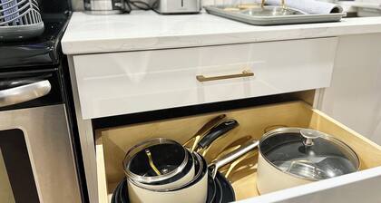 Stylish 2 BR Suite + Free Parking
5 mins from highway, Cinema & Town Centre