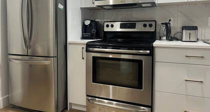Stylish 2 BR Suite + Free Parking
5 mins from highway, Cinema & Town Centre
