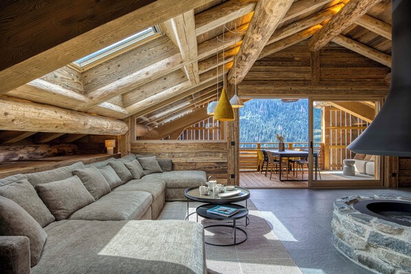Smart TV y chimenea 