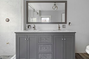 Dusche, Haartrockner, Handtücher, Seife