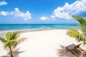 En la playa, camastros y toallas de playa 