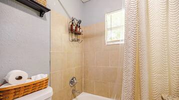 SĂšche-cheveux, serviettes fournies, savon, papier toilette