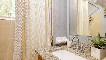 Secadora de cabello, toallas, jabón, papel de baño