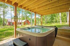 Outdoor spa tub - Beautiful Lake Area Home w/ Hot Tub (McHenry)