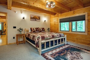 5 bedrooms, free WiFi, bed sheets - Beautiful Lake Area Home w/ Hot Tub (McHenry)
