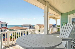 Outdoor dining - Something's Brewing / ELEVATOR & PRIVATE POOL! Off Season by Williamson Realty (Ocean Isle Beach)