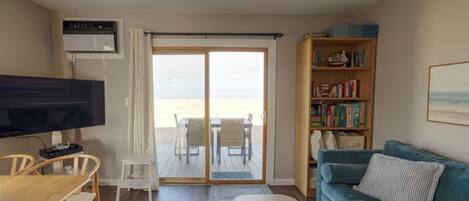 Een smart-tv en boeken