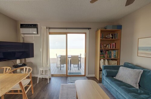 Beachfront Fort Pond Bay Apartment