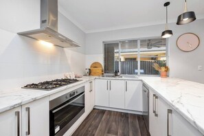 Kaffetrakter/tekoker, kjøleskap, mikrobølgeovn og ovn