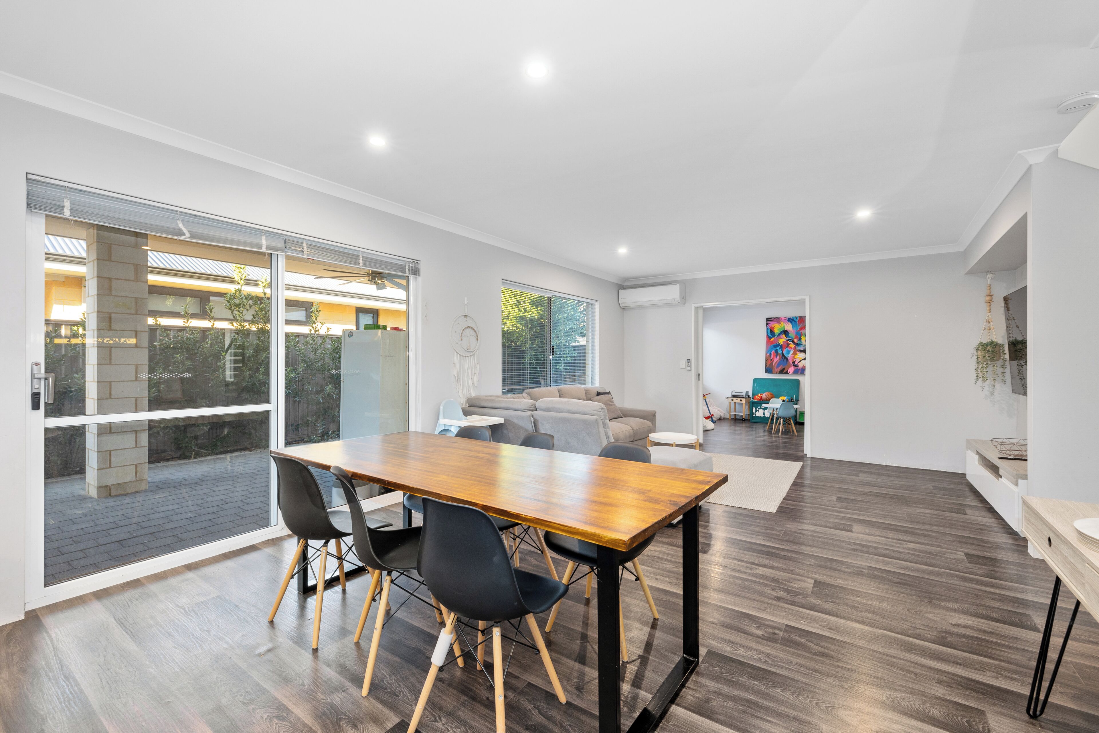Modern & Stylish Getaway With A Yard And Balcony - Bassendean