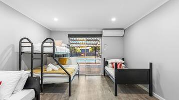 4 bedrooms, desk, iron/ironing board, free WiFi