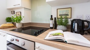 Kühlschrank, Mikrowelle, Ofen, Wasserkocher mit Kaffee-/Teezubehör