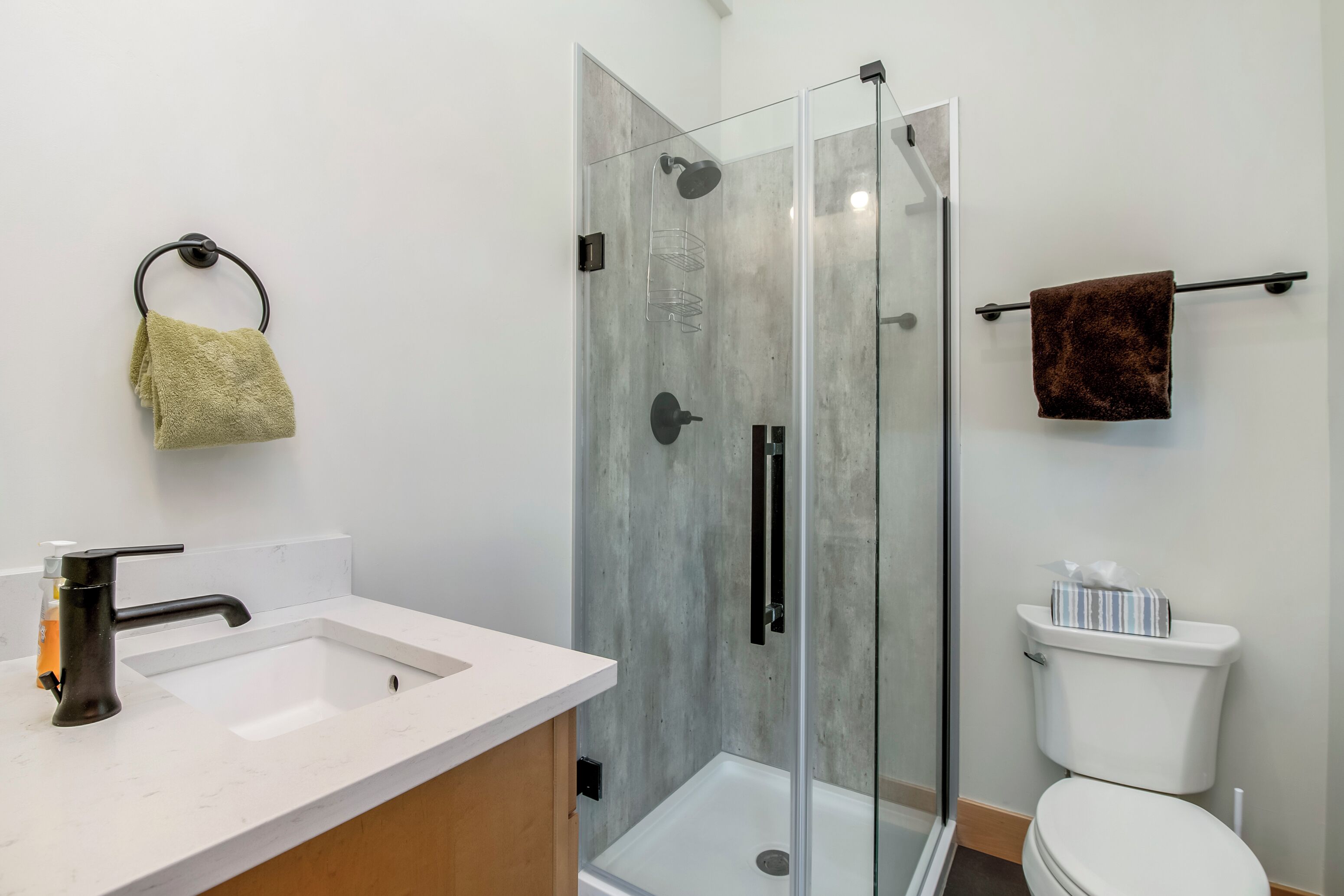 Een haardroger, handdoeken