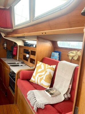 Fridge, oven, stovetop, coffee/tea maker