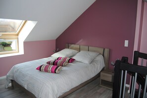 2 habitaciones, tabla de planchar con plancha, wifi y ropa de cama 
