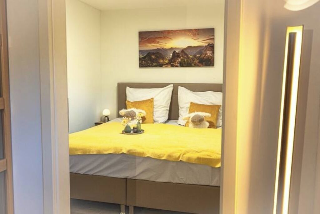 2 bedrooms, internet, bed sheets