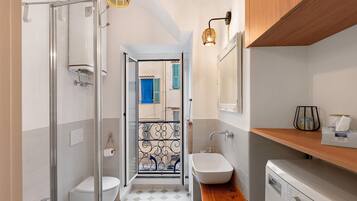 Dusche, Haartrockner, HandtĂŒcher