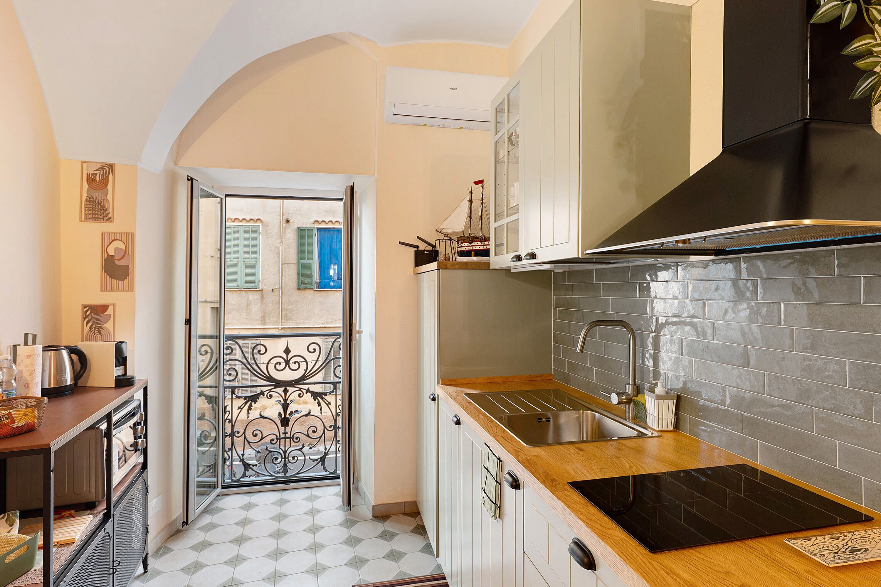 Réfrigérateur, four, plaque de cuisson, cafetière/bouilloire