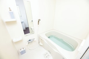 Habitación estándar con 2 camas individuales, para no fumadores, sin servicio de limpieza | Baño | Pantuflas